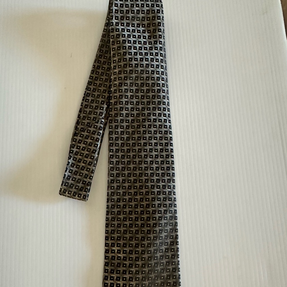 Hugo Boss 100% silk tie made in Italy in Excellent condition